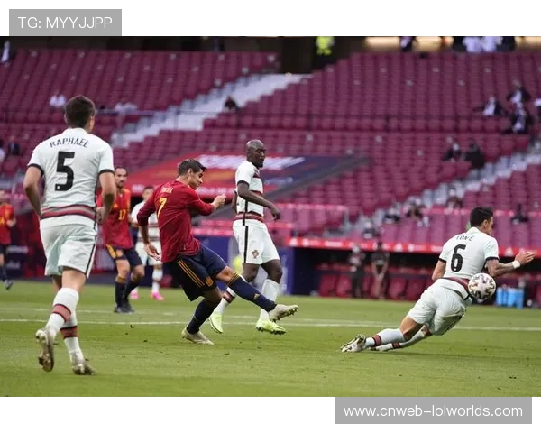 群众组球员赛后拥抱,胜负之外见友谊 群众组球员赛后拥抱,胜负之外见友谊