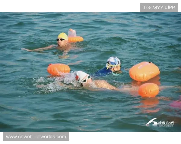 冬泳选手寒水中展现“泳”往直前姿态，观众加油声汇成暖流。