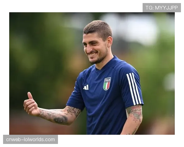 特写：前巴黎球星维拉蒂现身王子公园球场观看老东家比赛